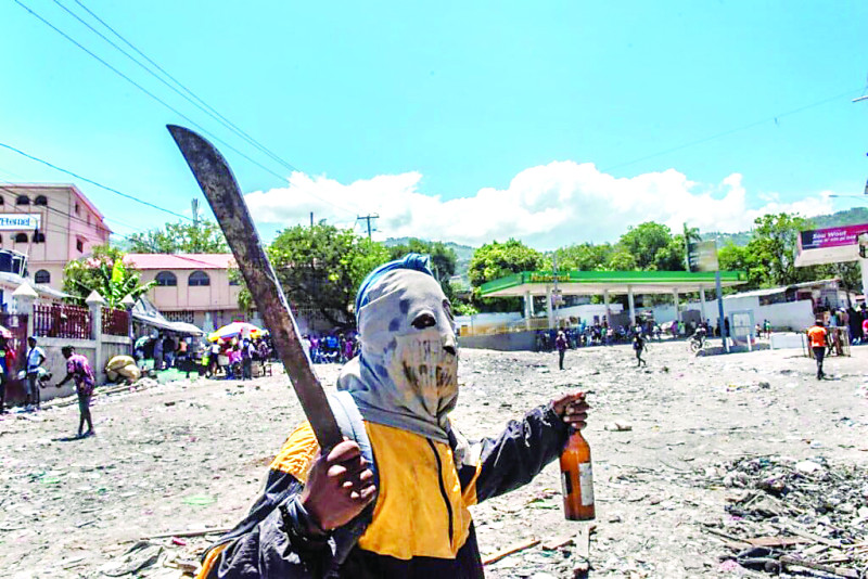 Las bandas atacaron el puerto de Puerto Príncipe y vaciaron los contenedores, tanto de mercancía privada como de los organismos internacionales.