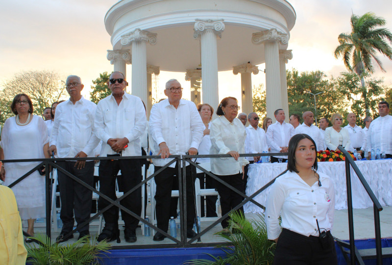 Azua distinguió a 27 personalidades dominicanas en su Bulevar de las Estrellas.