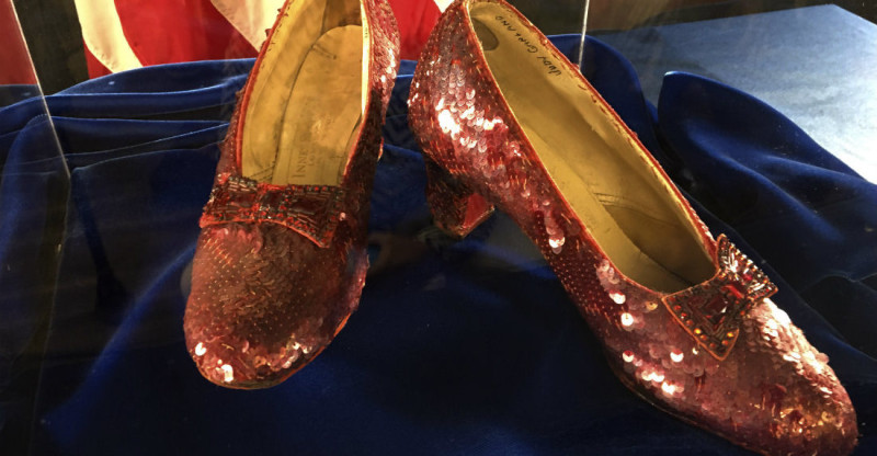 Los zapatos de color rojo rubí usados por Dorothy en "El mago de Oz".
