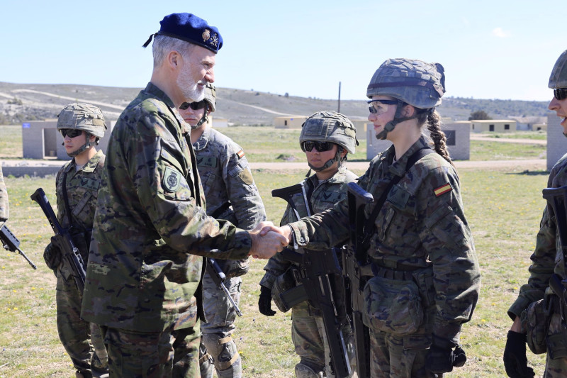 El Rey Felipe, un padre orgulloso en su visita sorpresa a la Princesa Leonor durante sus maniobras militares