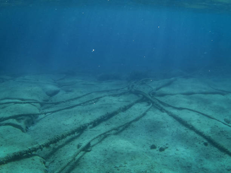Fotografía muestra cables submarinos en el fondo del océano en el Mar Mediterráneo.