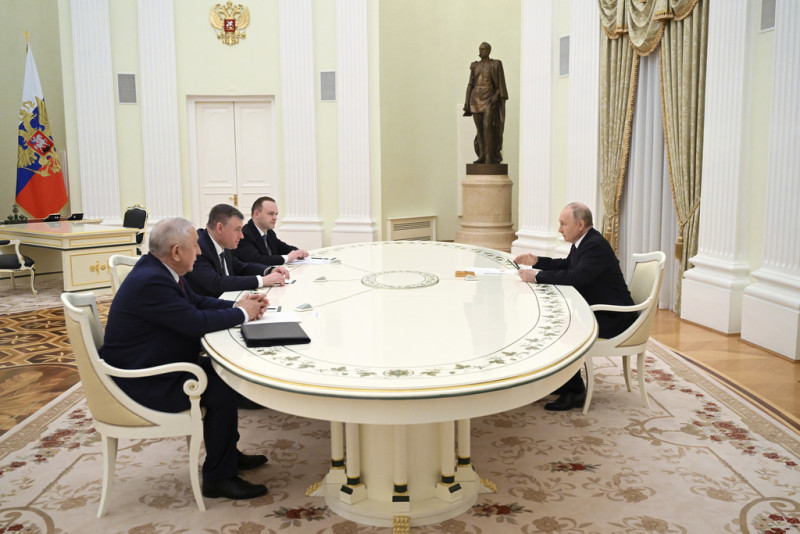 Vladimir Putin en reunión con los candidatos que se presentaron a las elecciones presidenciales rusas