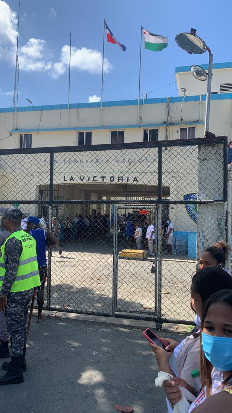Fotografía muestra fachada de la cárcel La Victoria.