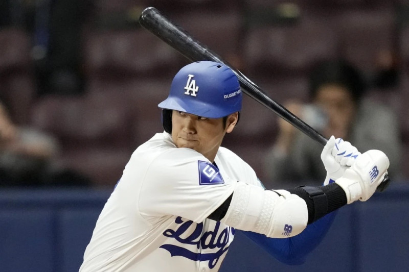 El bateador designado de los Dodgers Shohei Ohtani se prepara al bate en la primera entrada del juego de exhibición ante Kiwoom Heroes en el Gocheok Sky Dome.
