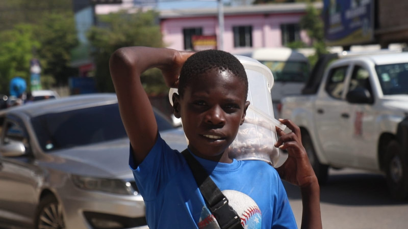 Algunos de los menores haitianos frecuentan en los establecimientos de comida para pedir dinero o alimentos para comer, mientras que otros recorren las calles para limpiar zapatos, vender palomitas, dulces u otros artículos