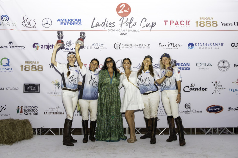 Ganadoras del El equipo Her's: ElaineBruhin, Veronica Pose, Patricia Panzarasa, Carolina Rainer, Gui Sufferny y PraxillaTrabattoni.