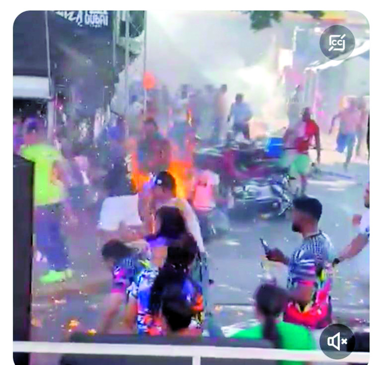 Una escena de la detonación de fuegos artificiales durante el carnaval de Salcedo, que ha dejado un saldo de cinco muertos y 18 heridos.