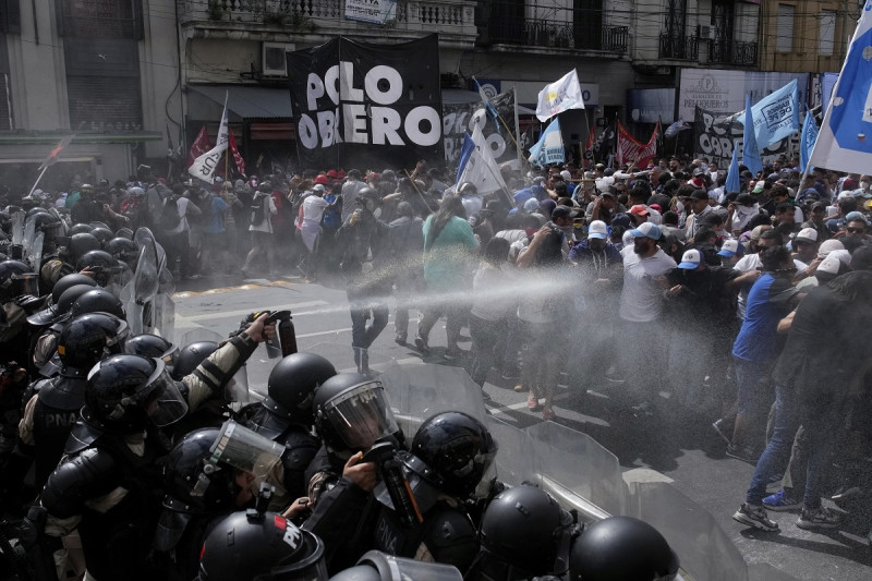 La policía bloquea una manifestación antigubernamental contra la escasez de alimentos en los comedores populares y las reformas económicas propuestas por el presidente Javier Milei en Buenos Aires, ayer.