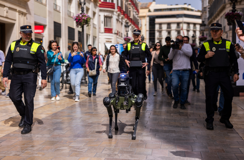 Perro robot con la Policía de Málaga, España