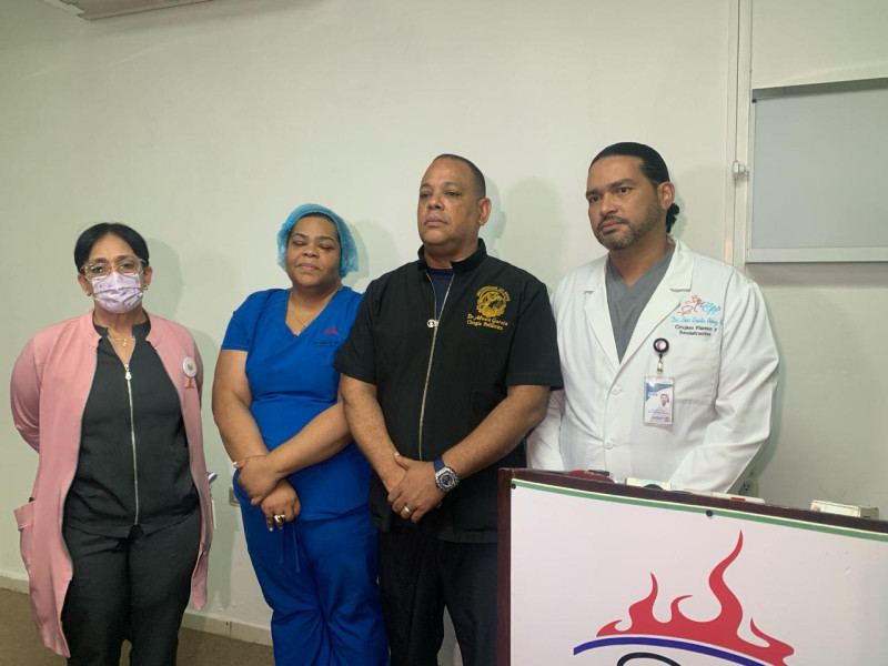 a doctora, Cinthia Núñez, directora médico de la unidad que opera en el Hospital Infantil Doctor Arturo Grullón, doctor Alexis García