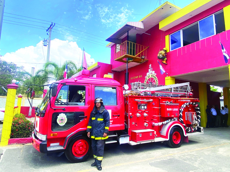 Entre las donaciones hechas por Japón a proyectos comunitarios, está un camión para el Cuerpo de Bomberos de San Luis, Santo Domingo Este.