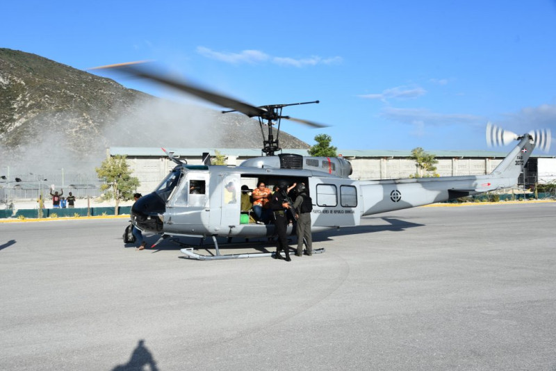 Un helicóptero de la Fuerza Aérea Dominicana es visto aquí tras un aterrizaje con personal evacuado desde Haití, en medio del agravamiento de la crisis de seguridad que sacude a ese país.