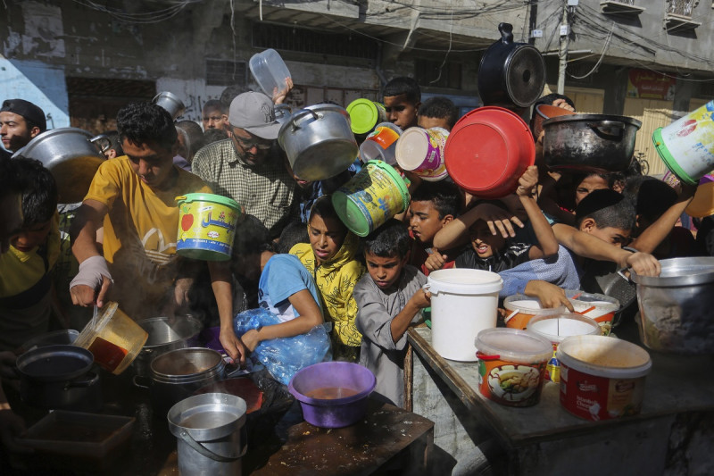 Palestinos se arremolinan mientras esperan la distribución de alimentos en Rafah, en el sur de la Franja de Gaza, el 8 de noviembre de 2023.