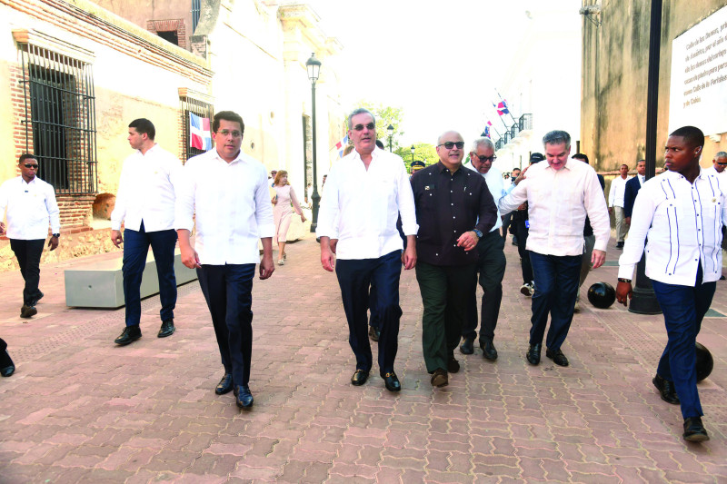 El presidente Luis Abinader y David Collado recorren la Calle Las Damas.