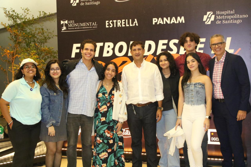 El ingeniero Manuel Estrella, presidente de la LDF, junto a jóvenes estudiantes de cine, y el cronista deportivo Frank Camilo.