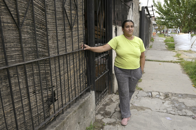 Samanta Gómez, que se está recuperando de un derrame cerebral, se encuentra junto a la entrada de la casa de su abuela, donde vive con su pareja y sus tres hijos, en las afueras de Buenos Aires el 11 de marzo de 2024.