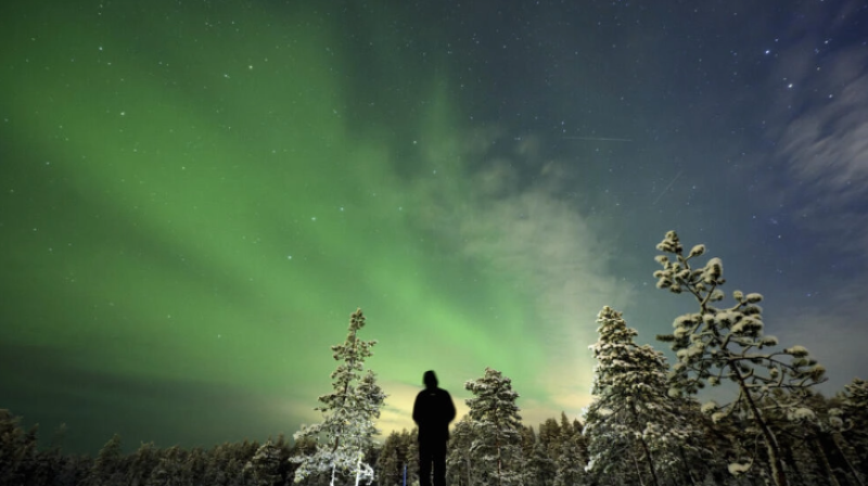 Fotografía muestra auroras boreales en el pueblo de Akaslompolo, en Kolari, Finlandia, el 13 de febrero de 2024.