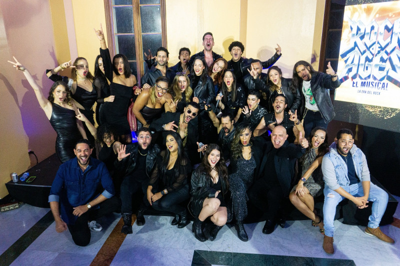 Amaury Sánchez junto a los jóvenes talentos que protagonizarán el musical “Rock of Ages” (“La era del Rock”) en Bellas Artes.