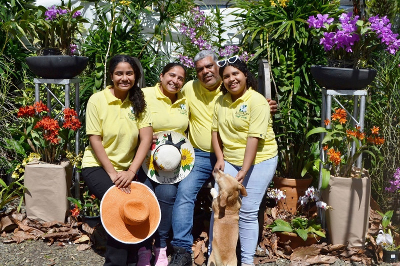 Liriano dice que su mejor ‘cultivo’ es su familia. Aquí lo acompañan su esposa Ivette Durán Peña y sus hijas Oriette Liriano Durán y Odribel Liriano Durán en un rincón de Eco Jardín.