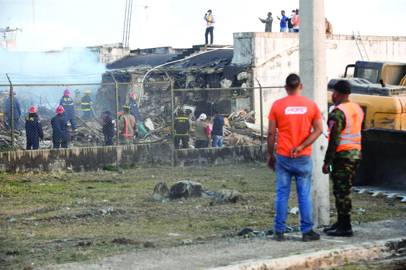 Personal del Ministerio de Obras Públicas removía ayer paredes afectadas por el incendio ocurrido el lunes en la cárcel de La Victoria.