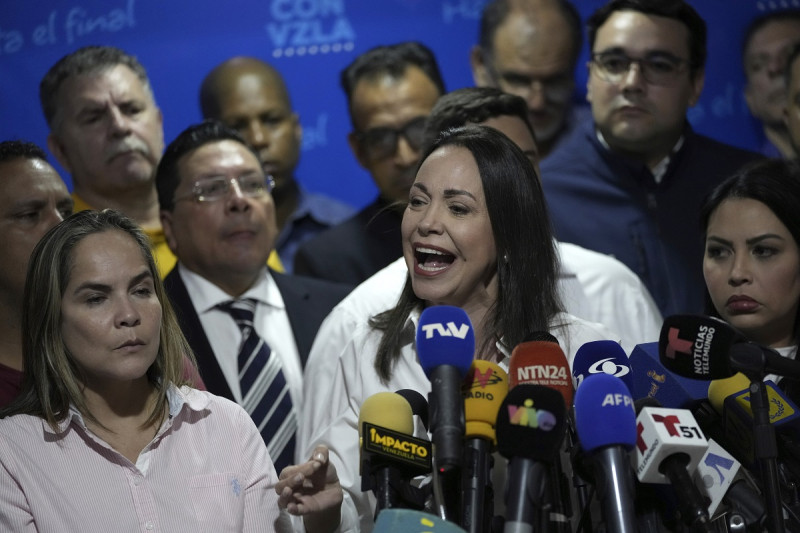 La líder opositora María Corina Machado habla durante una conferencia de prensa sobre la orden de arresto de su director de campaña y otros ocho miembros de la oposición por su presunta participación en un complot.