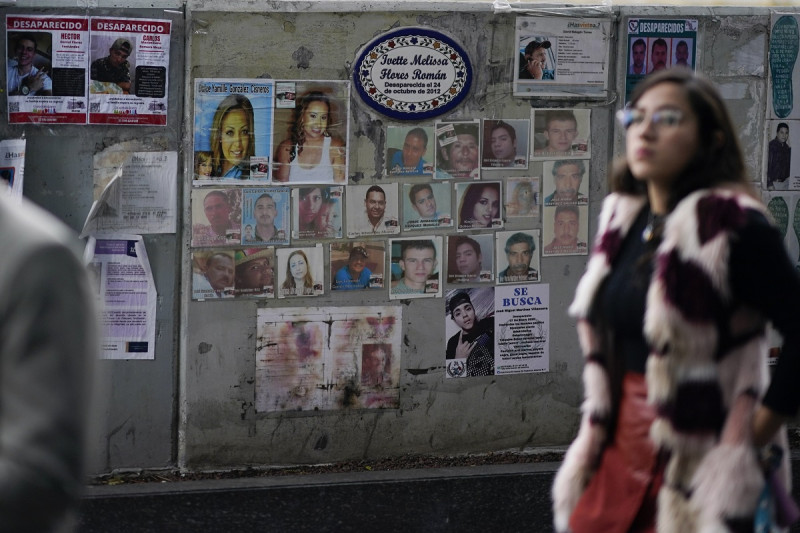 Fotografías de personas desaparecidas colocadas en la sede de la Fiscalía General en Ciudad de México, el 6 de diciembre de 2023.