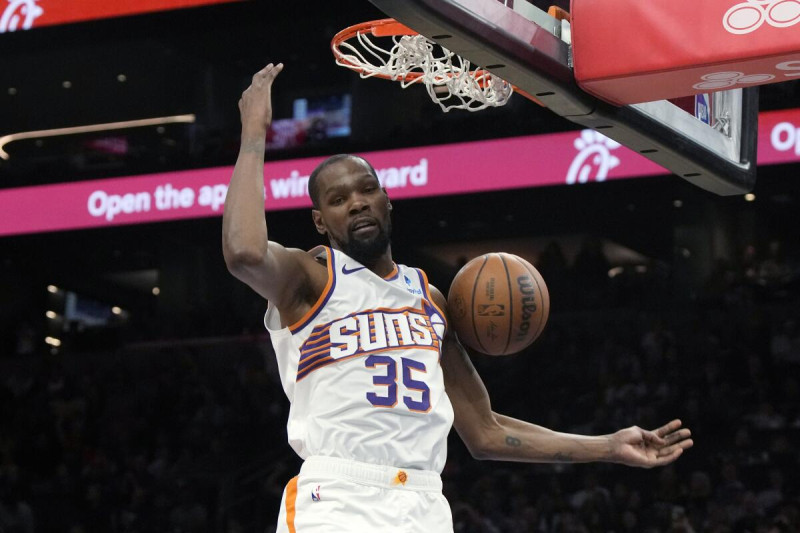 Kevin Durant, de los Suns, ejecuta un donqueo en el partido del miércoles frente a los Sixers de Filadelfia.