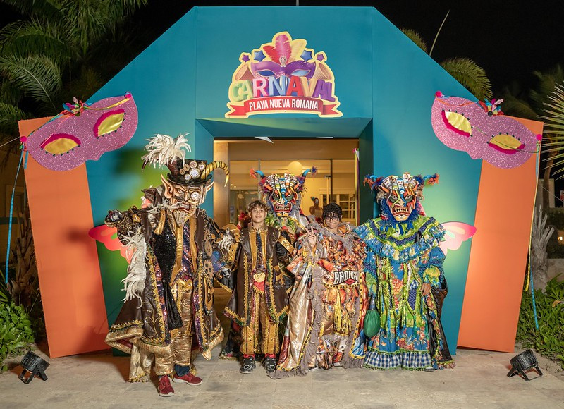 Josué y Ariana García junto a los personajes del carnaval.