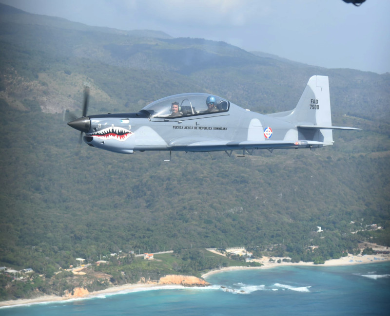 La aeronaveTP-75 DULUS, es oficialmente la encargada de supervisar desde los aires el movimiento en la línea fronteriza entre República Dominicana y su país vecino, Haití.
