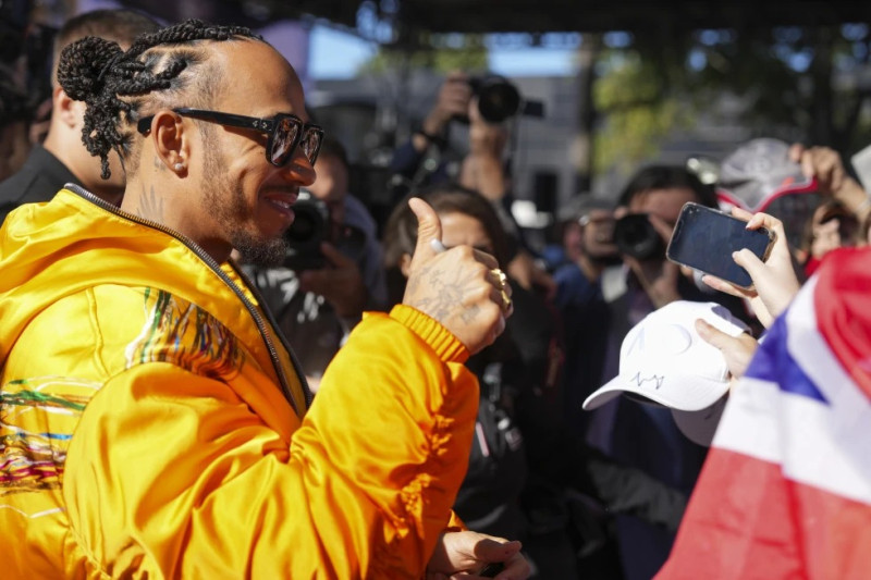 El piloto de Mercedes Lewis Hamilton saluda a los aficionados en el circuito de Albert Park, sede del GP de Australia de la Fórmula Uno, el jueves 21 de marzo de 2024.