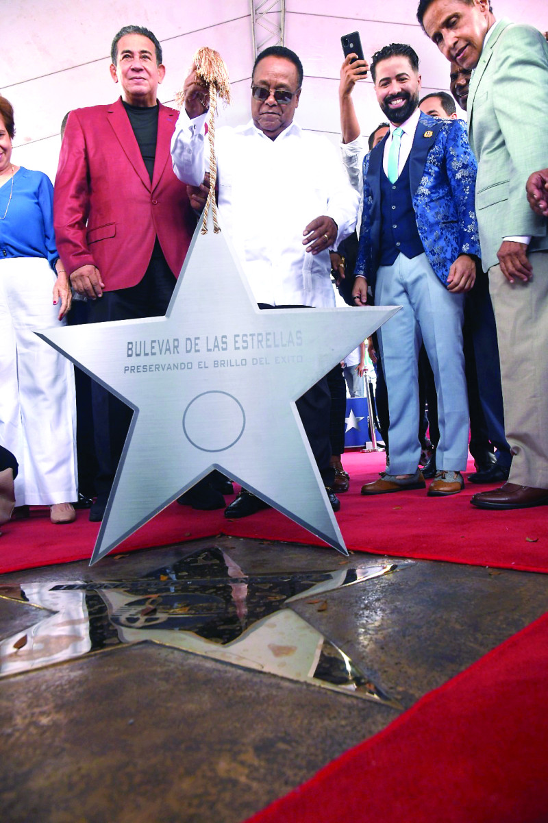 Leonardo Paniagua figuró entre los veteranos bachateros que recibieron el reconocimiento en el Bulevar de las Estrellas.