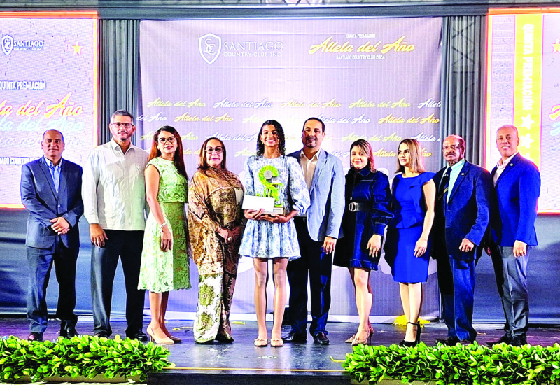 Karla Francisco es galardonada como la atleta del año, por segunda vez seguida, en la premiación anual del Santiago Country Club.