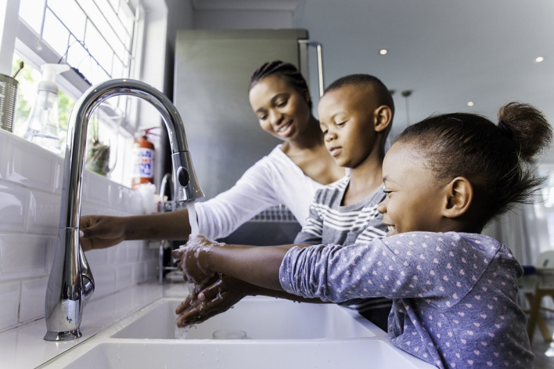 Es importante enseñar a los niños a ahorrar el agua que se consume diariamente en casa.