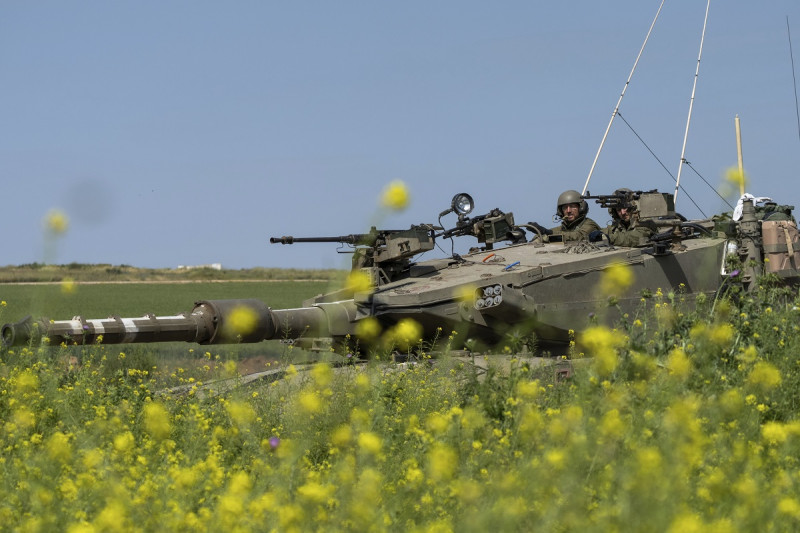 Soldados israelíes a bordo de un tanque cerca de la frontera entre Israel y la Franja de Gaza, el jueves 21 de marzo de 2024, en el sur de Israel.