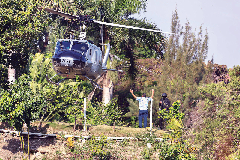 Helicóptero militar dominicano durante una evacuación de ciudadanos criollos desde Haití.