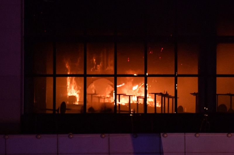 Vista de la sala de conciertos Crocus City Hall en llamas tras el tiroteo en Krasnogorsk, a las afueras de Moscú, el 22 de marzo de 2024