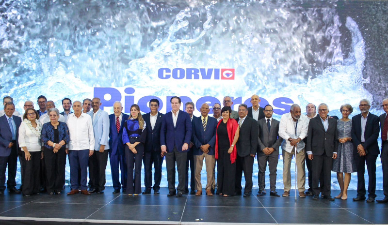 Ejecutivos de la empresa CORVI PVC y especialistas de la ingeniería sanitaria, acompañados de funcionarios del sector agua, participaron en la puesta en circulación de la obra