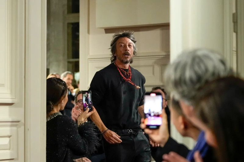 El antiguo director creativo de Valentino, Pierpaolo Piccioli, ha anunciado su salida de la histórica casa de moda italiana.