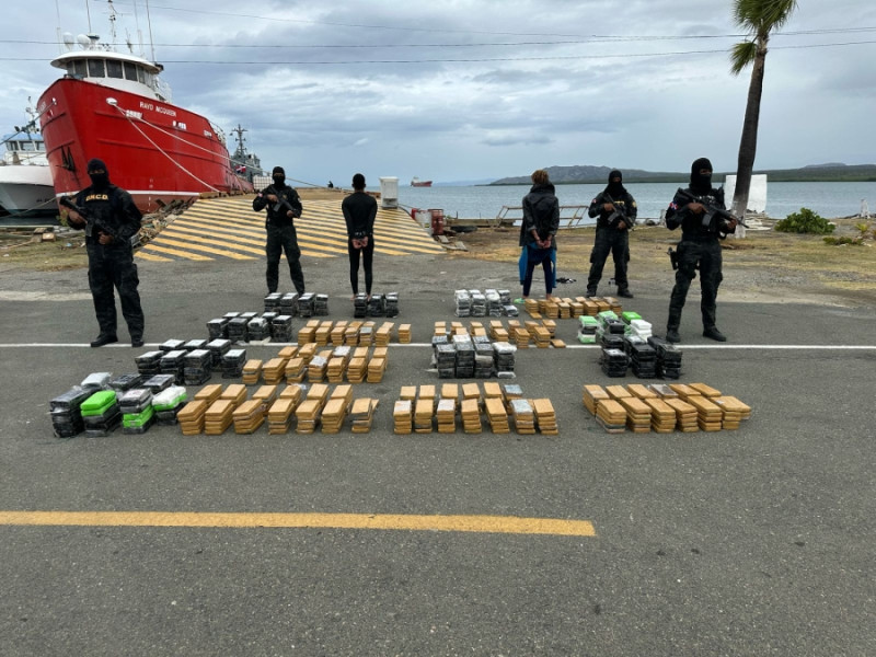 Agentes de DNCD, coordinados por miembros del Ministerio Público, aseguraron un cargamento de 754 paquetes presumiblemente cocaína
