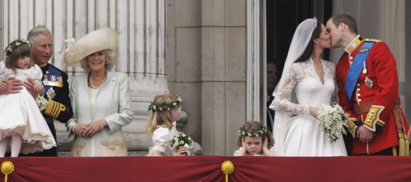 Carlos III y Camila, observan cómo el príncipe William besa a Kate en el balcón del Palacio de Buckingham después de su boda real en Londres el viernes 29 de abril de 2011