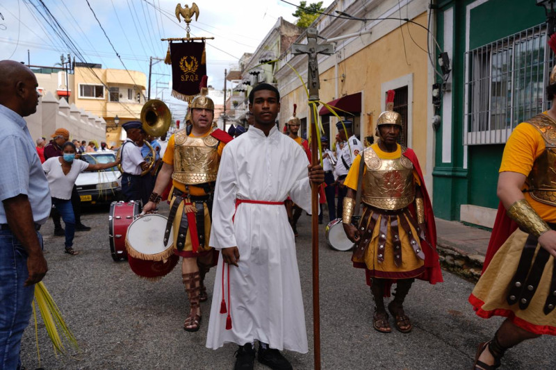 Feligreses realizan caminata en la Zona Colonial por el Día de Ramos