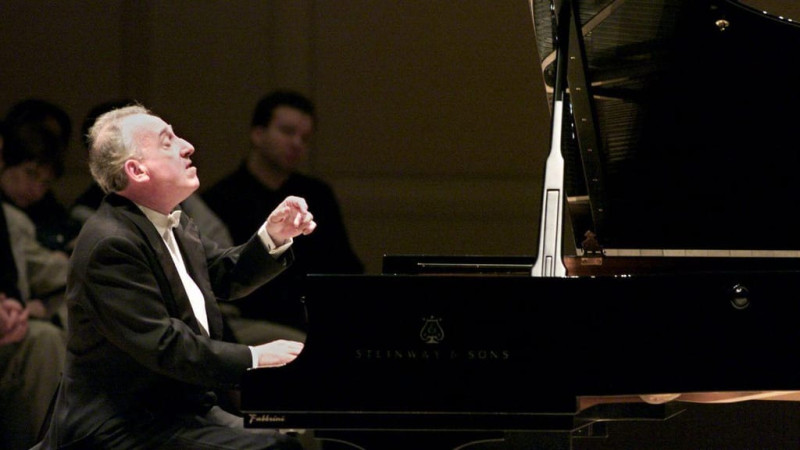 El pianista Maurizio Pollini actúa en el Carnegie Hall de Nueva York el lunes 19 de marzo de 2001 por la noche. El pianista italiano ganador del Grammy Maurizio Pollini ha muerto. Tenía 82 años. Pollini actuaba frecuentemente en La Scala de Milán. El teatro de la ópera dijo en un comunicado que falleció el sábado 23 de marzo de 2024, sin proporcionar la causa de su muerte.
