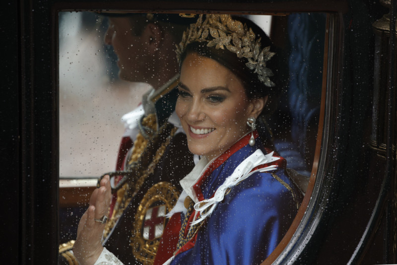 Catalina, princesa de Gales, y el príncipe Guillermo viajan en carroza tras la ceremonia de coronación del rey Carlos III de Inglaterra en Londres, el sábado 6 de mayo de 2023.