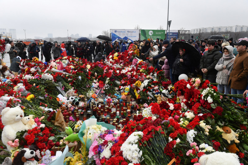 Personas dejan flores tras matanza en una sala de conciertos en las afueras de Moscú