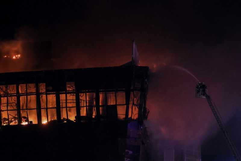 Los bomberos extinguen un gran incendio en la sala de conciertos Crocus City Hall tras el tiroteo en Krasnogorsk, en las afueras de Moscú, el 22 de marzo de 2024.
