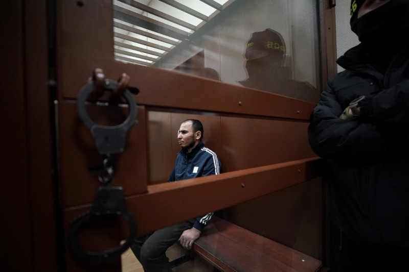 Saidakrami Murodalii Rachabalizoda, sospechoso de participar en el ataque a una sala de conciertos que mató a 137 personas, el ataque más mortífero en Europa reivindicado por el grupo yihadista Estado Islámico, se sienta dentro de la jaula del acusado mientras espera su audiencia de prisión preventiva en el Tribunal de Distrito de Basmanny en Moscú el 24 de marzo de 2024.