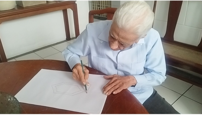 El arquitecto Francisco Manuel Batista, con casi 100 años de edad, muestra sus habilidades para el diseño como lo hizo para La Victoria.