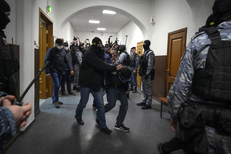 Un sospechoso de participar en el mortal ataque a una sala de conciertos en Moscú es escoltado por agentes de policía en el tribunal de Basmanny, el 24 de marzo de 2024, en Moscú, Rusia.