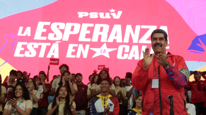 El Nicolás Maduro optará a su tercera reelección consecutiva en los comicios del 28 de julio. En la imagen aplaude durante un acto en el Poliedro de Caracas el 16 de marzo de 2024.