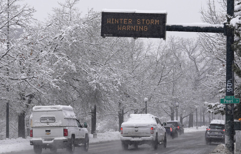 Un anuncio eléctrico advierte a los conductores sobre una tormenta invernal el jueves 14 de marzo de 2024, en Denver.